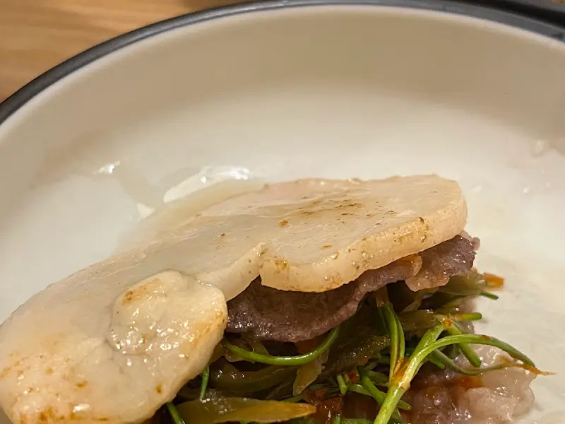 차돌박이, 관자, 세발나물의 조합