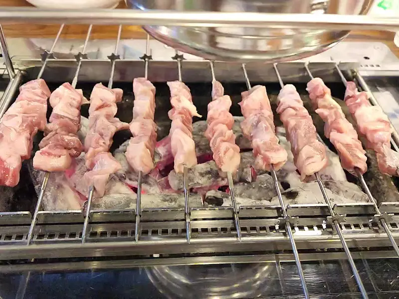 숯불 위에 구워지는 송아지갈비살