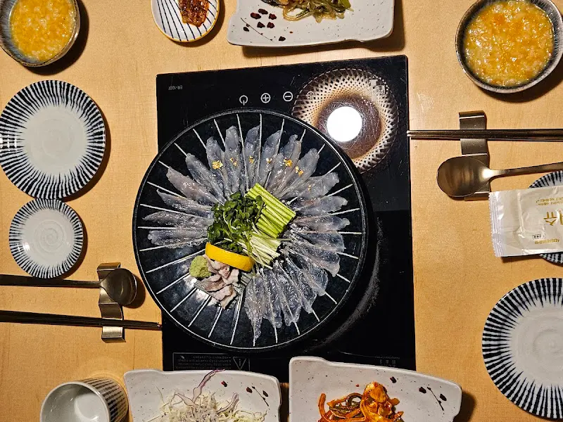 정갈하게 담겨져 나온 복어회