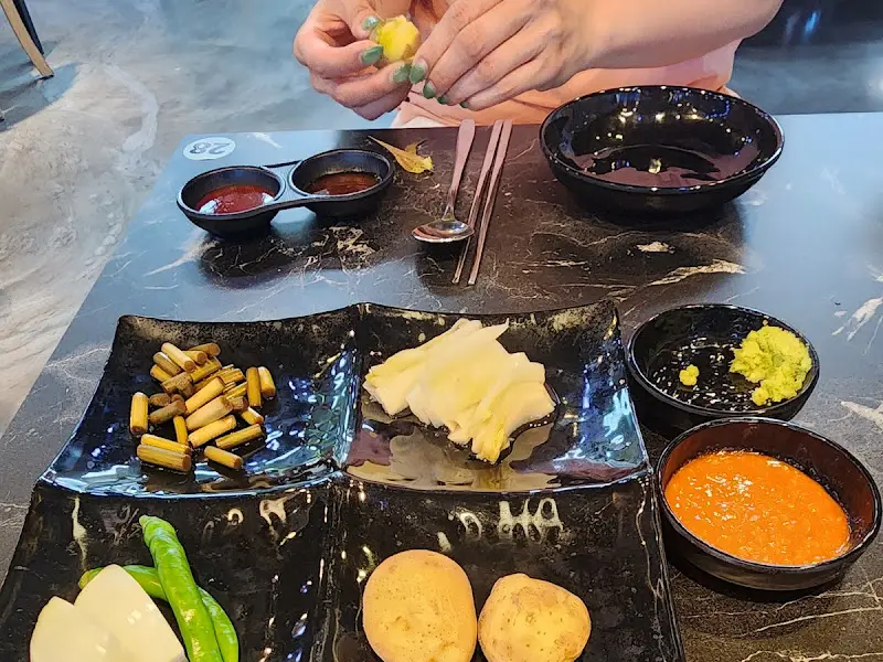 정갈하게 담겨 나온 밑반찬들