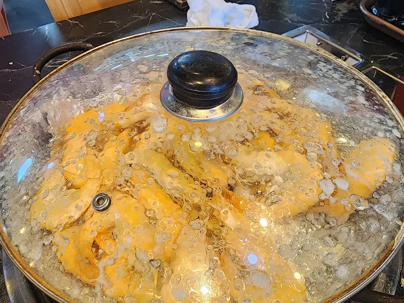 뚜껑을 덮고 익어가는 왕새우 소금구이