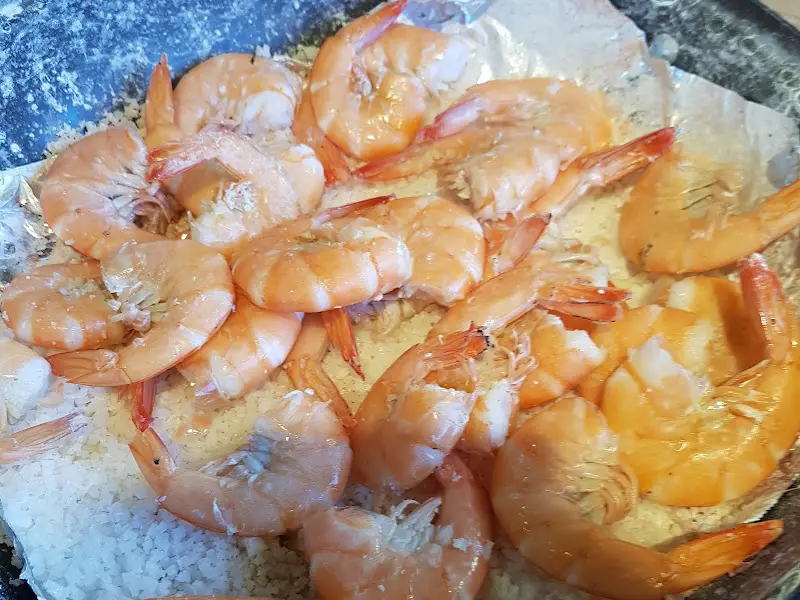 소금 위에서 맛있게 익어가는 새우들