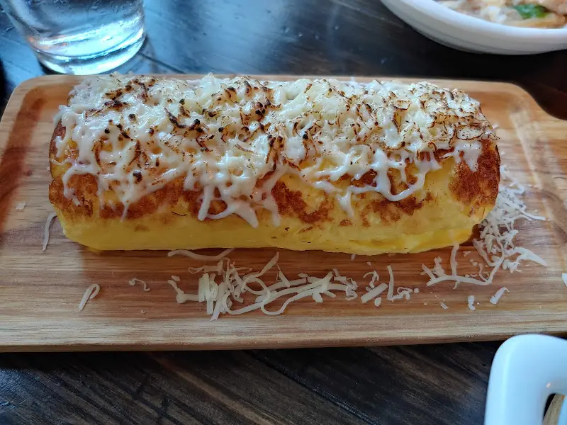 나무 도마 위에 놓인 계란말이