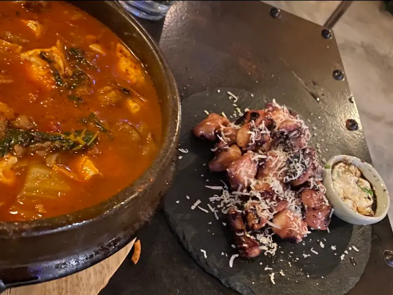 스지, 두부, 야채가 푸짐하게 들어간 탕