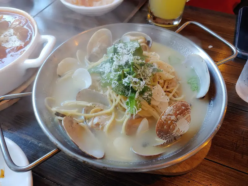 따뜻한 국물이 일품인 바지락 술찜