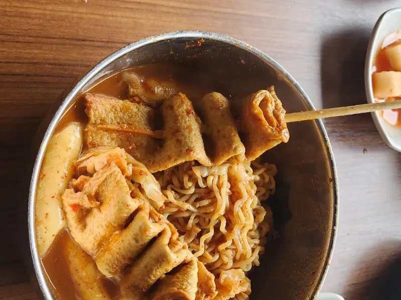 산골농원의 닭볶음탕에 추가된 어묵꼬치와 라면사리