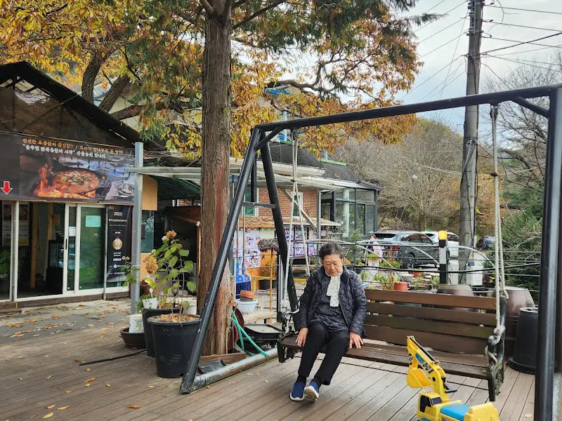 가을 분위기가 물씬 풍기는 산골농원 외부 전경