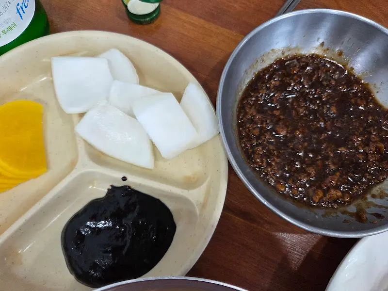 짜장 소스와 양파, 단무지