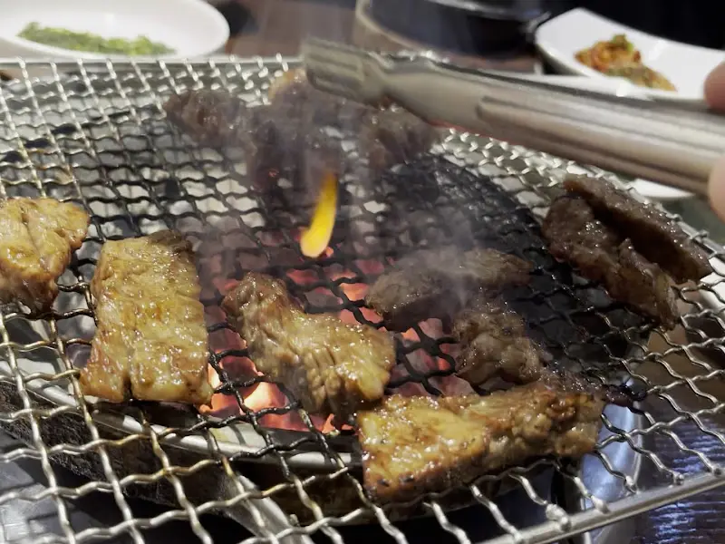 숯불 위에 구워지는 고기