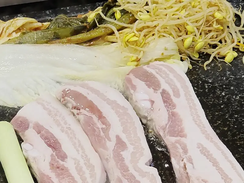 돌판 위에 올려진 삼겹살