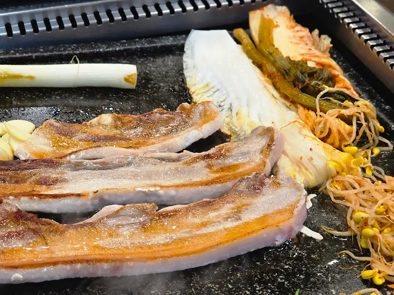 구워지고 있는 삼겹살