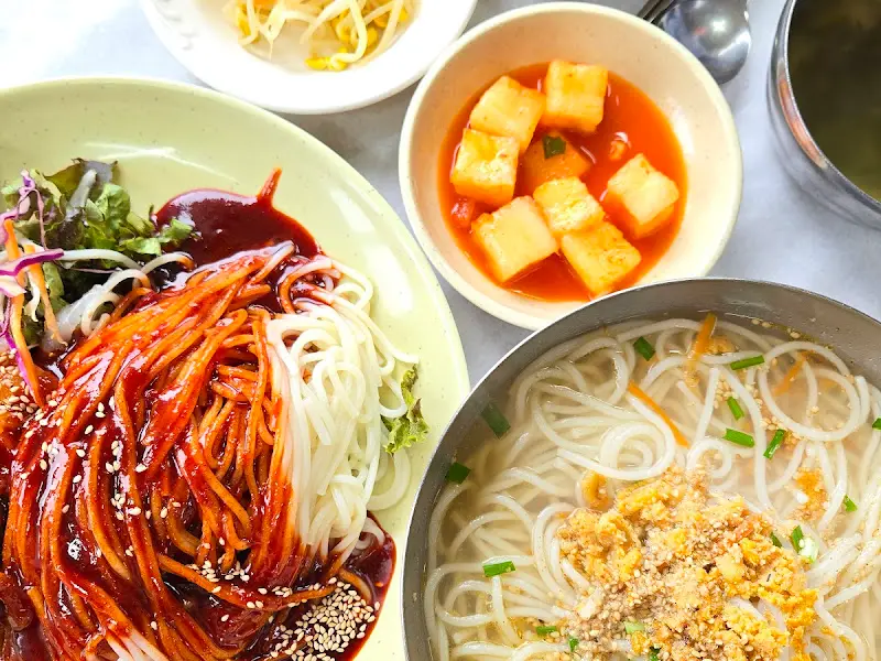 회국수와 성게국수, 그리고 곁들임 반찬들