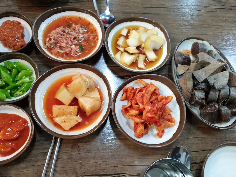 다양한 밑반찬들