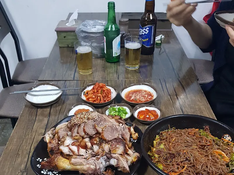 술 한잔과 함께 족발을 즐기는 모습