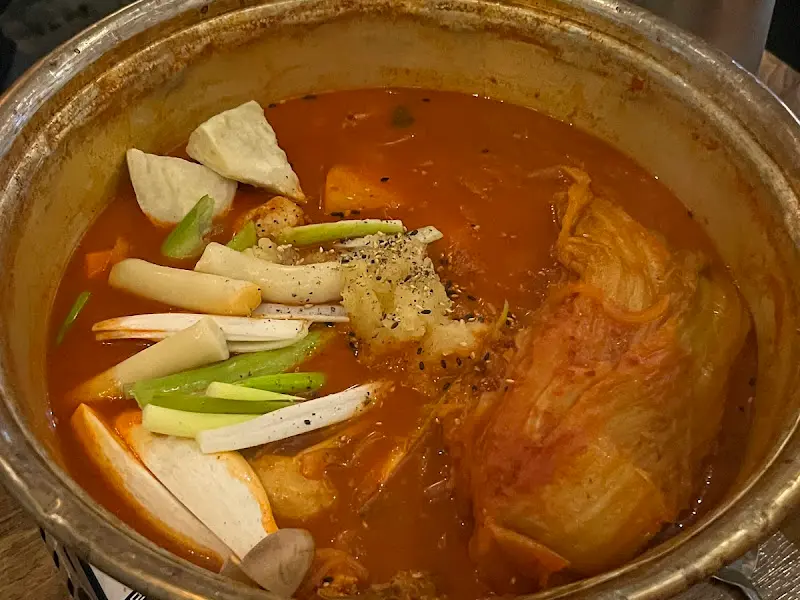 묵은지 김치가 통째로 들어간 김치 닭도리탕