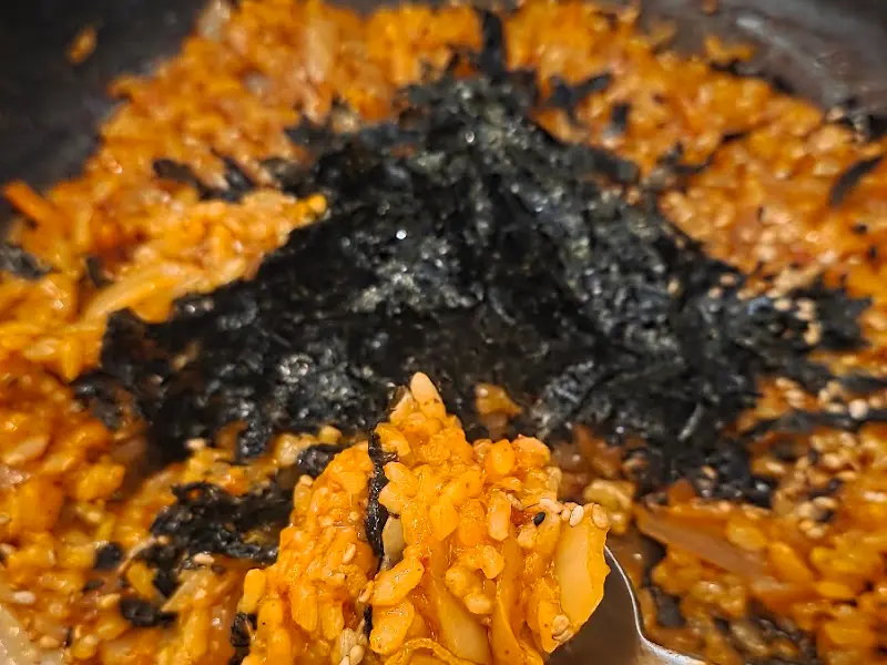 김가루가 듬뿍 뿌려진 볶음밥