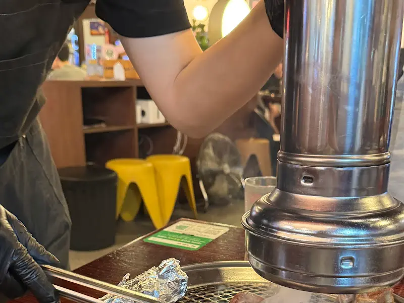 직원분이 직접 구워주는 모습