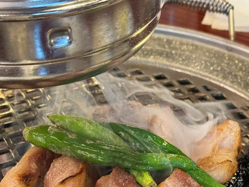 숯불에 구워지는 가브리살과 꽈리고추