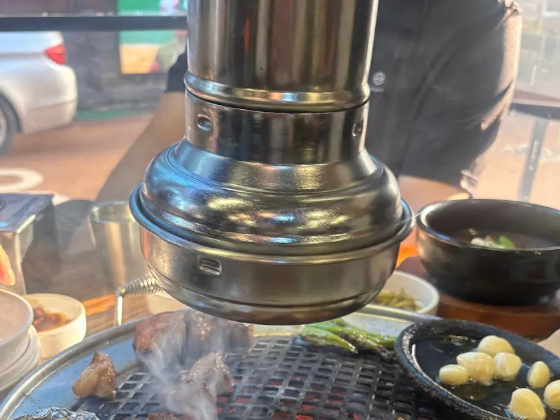 연기가 모락모락 나는 숯불