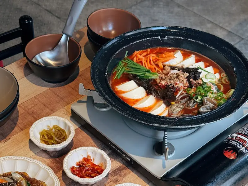 테이블 위에서 끓고 있는 순두부 전골