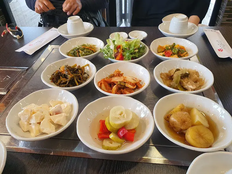 다양한 밑반찬이 정갈하게 담겨져 있는 모습