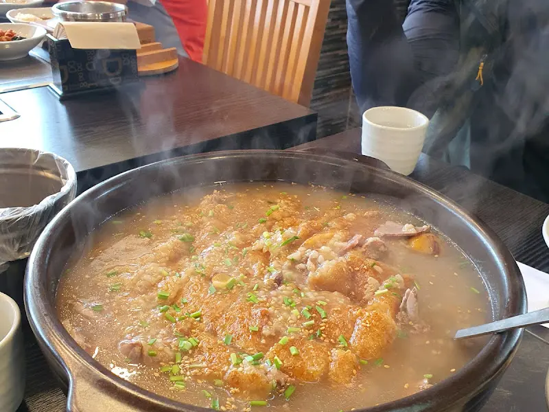 오리탕이 보글보글 끓고 있는 모습