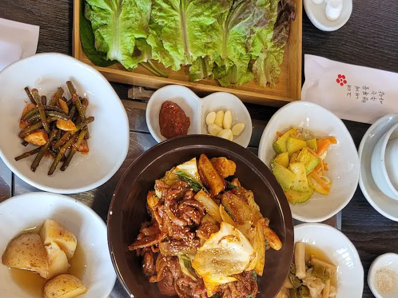 싱싱한 쌈 채소와 곁들여 먹는 오리 로스