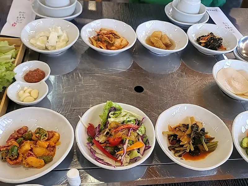 다양한 각도에서 찍은 밑반찬 사진들