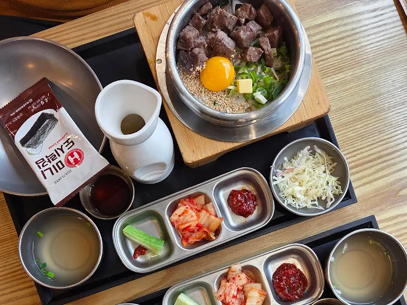 스테이크 솥밥 정식 한 상 차림