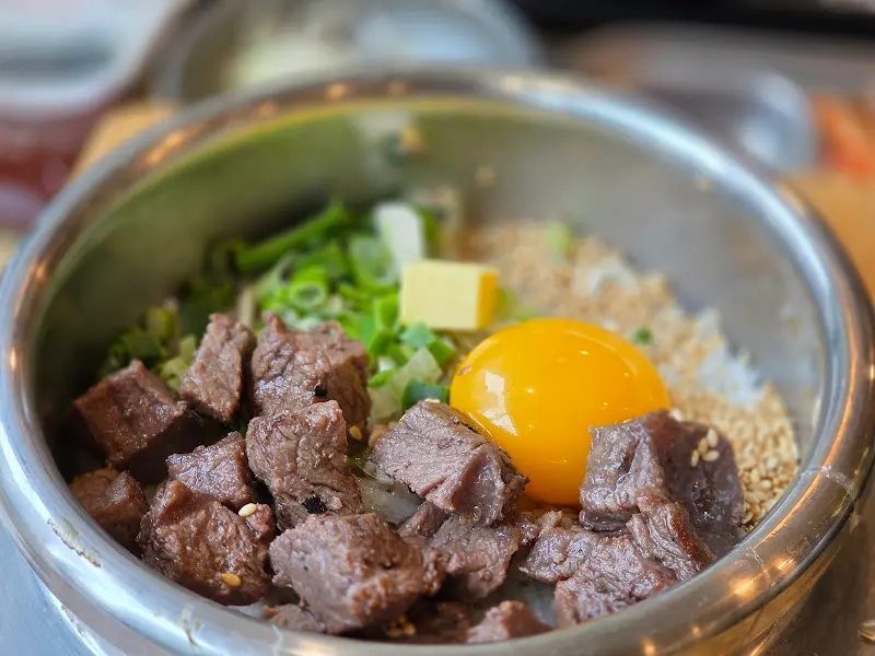 스테이크 솥밥 클로즈업 사진