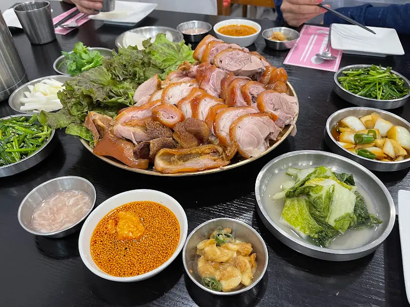 윤밀원 족발 한상차림