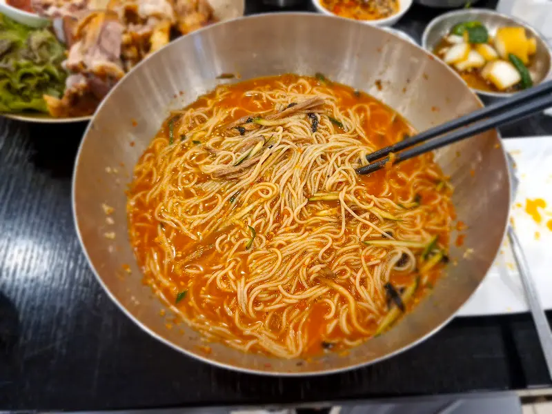 푸짐한 비빔 막국수