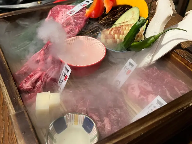 드라이아이스와 함께 등장한 고기 한 상