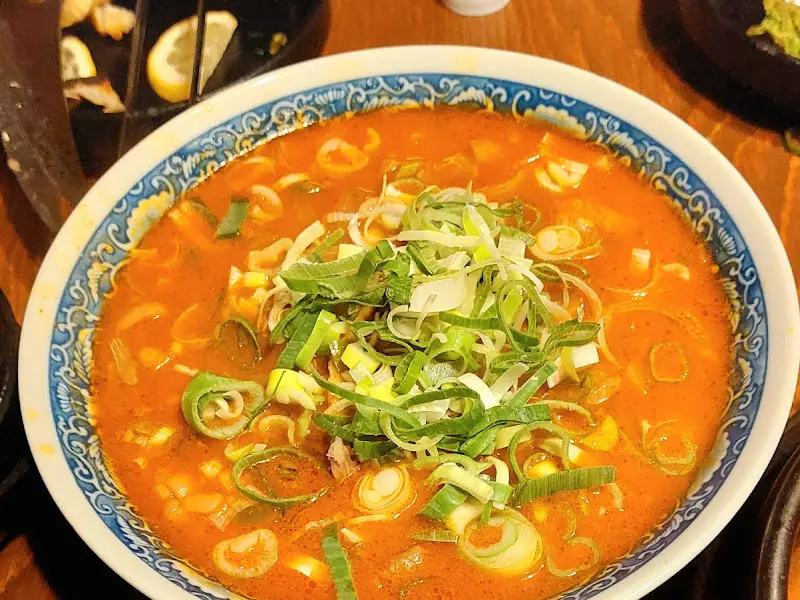 얼큰한 국물이 인상적인 라멘