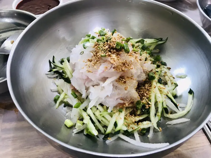 싱싱한 회와 채소가 듬뿍 올려진 물회