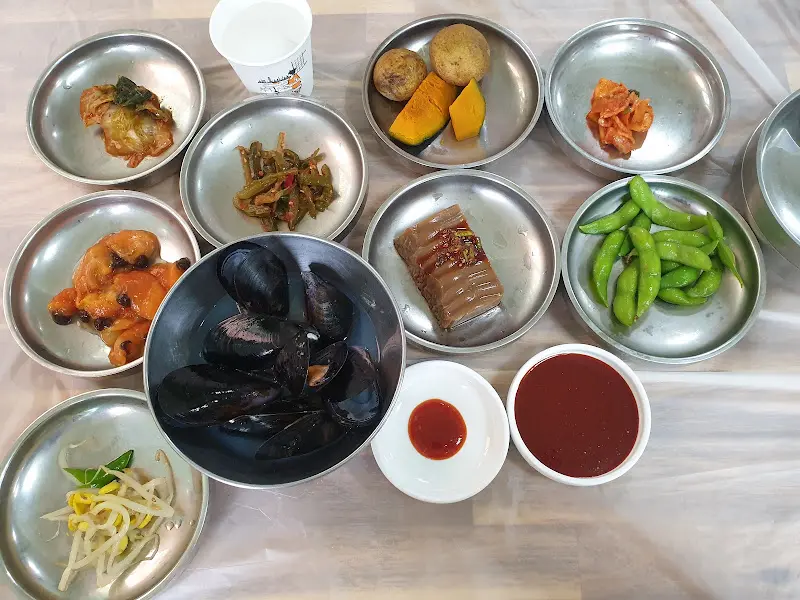 푸짐하게 차려진 밑반찬과 물회