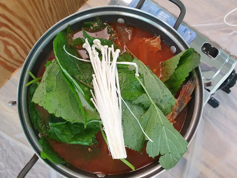 깻잎이 듬뿍 올려진 매운탕