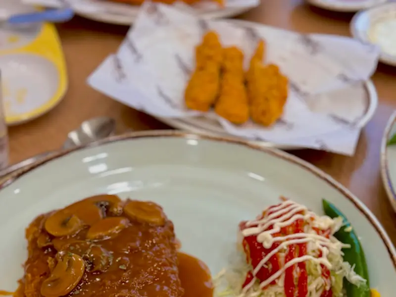 테이블 위에 놓인 돈까스, 우동, 튀김