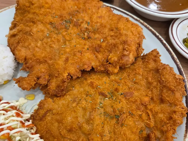 접시 위에 놓인 진심왕돈까스의 모습