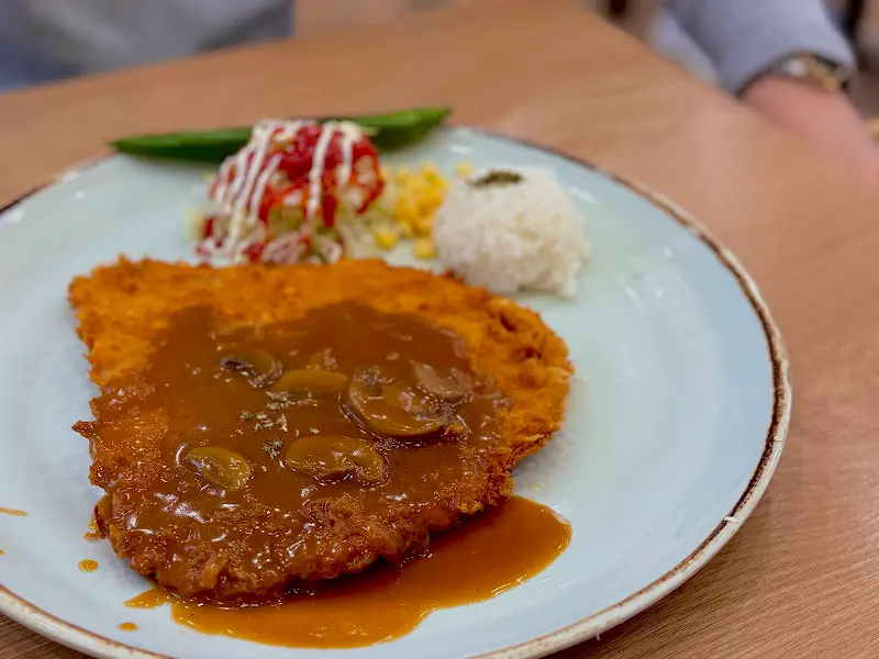 접시에 담긴 돈까스와 밥, 샐러드