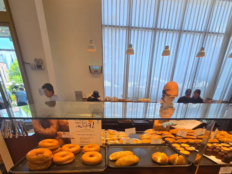 다양한 빵들이 진열된 모습