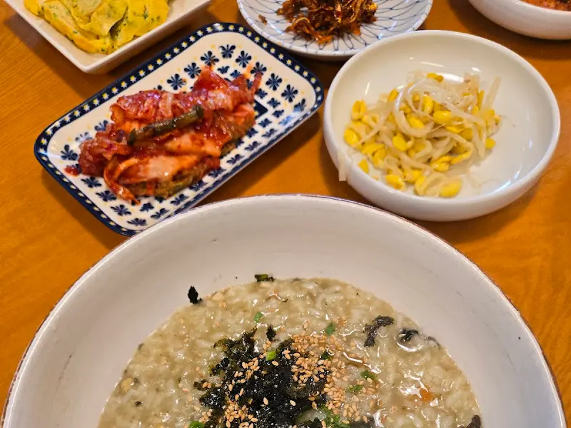 보말죽과 밑반찬 한 상 차림