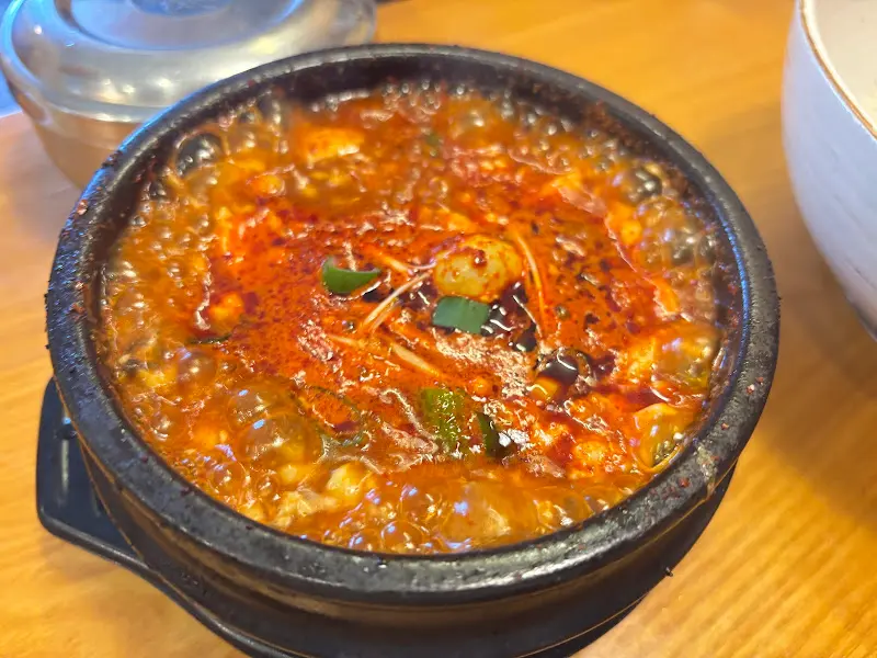보글보글 끓는 순두부 찌개