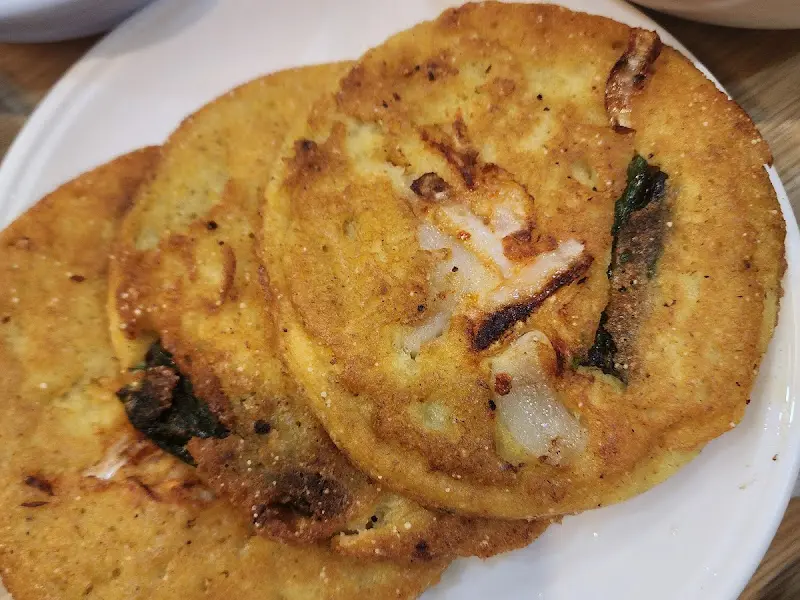 노릇노릇하게 구워진 녹두전