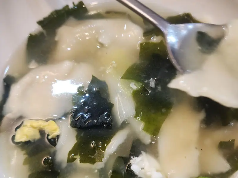 미역이 들어간 깔끔한 스타일의 수제비