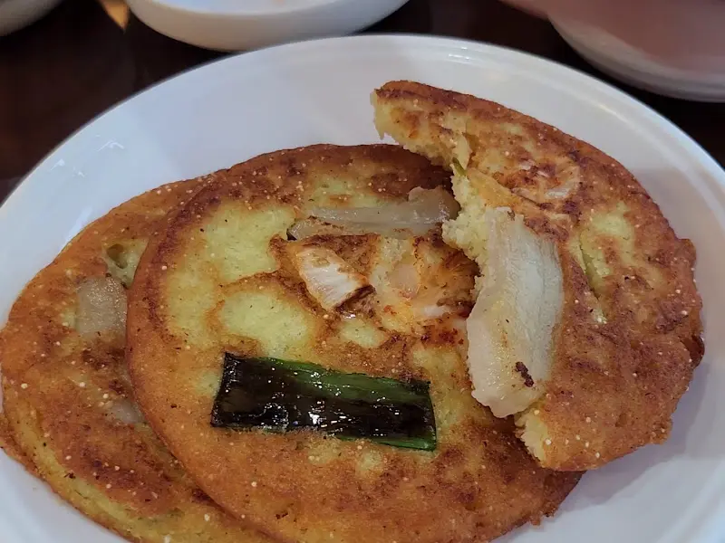 젓가락으로 찢어본 녹두전 단면