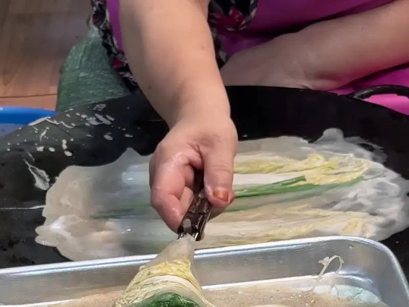 메밀전병 만드는 모습