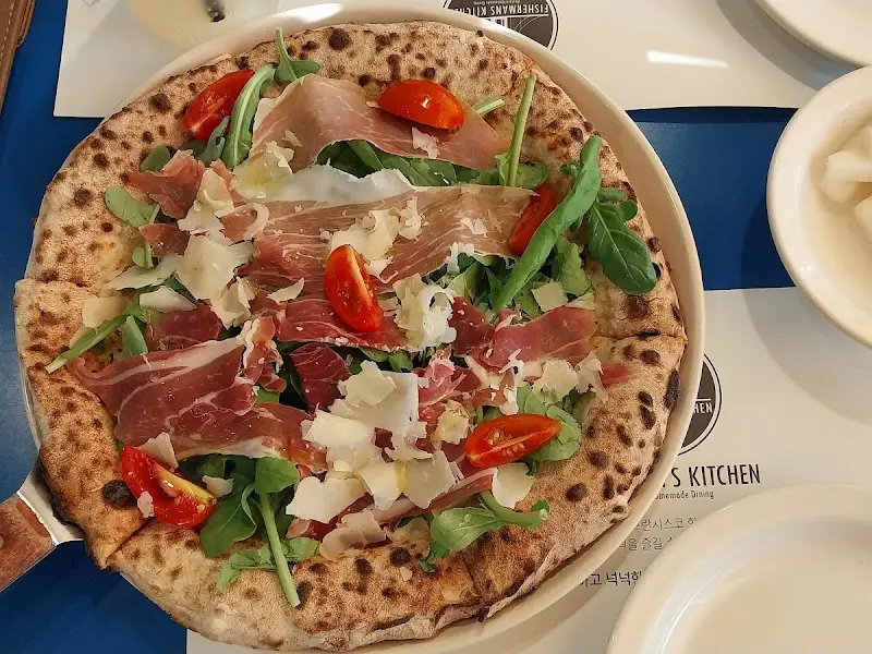 프로슈토 루꼴라 피자 근접샷