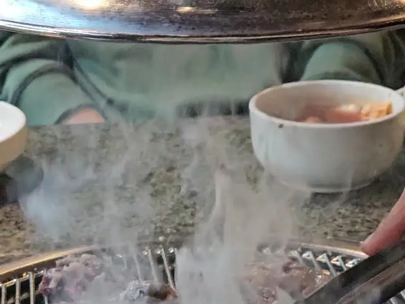 고기를 굽는 모습