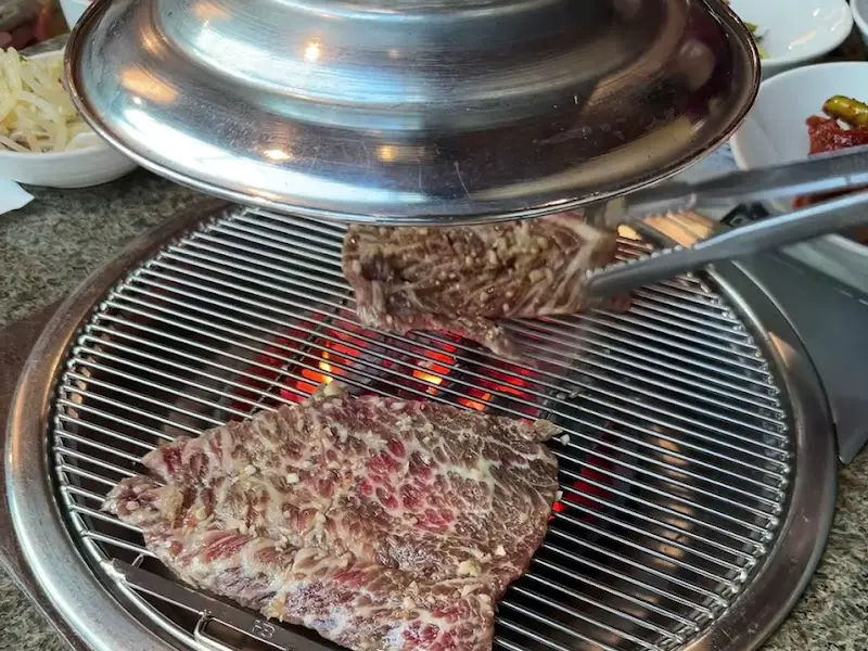 고기를 굽는 모습